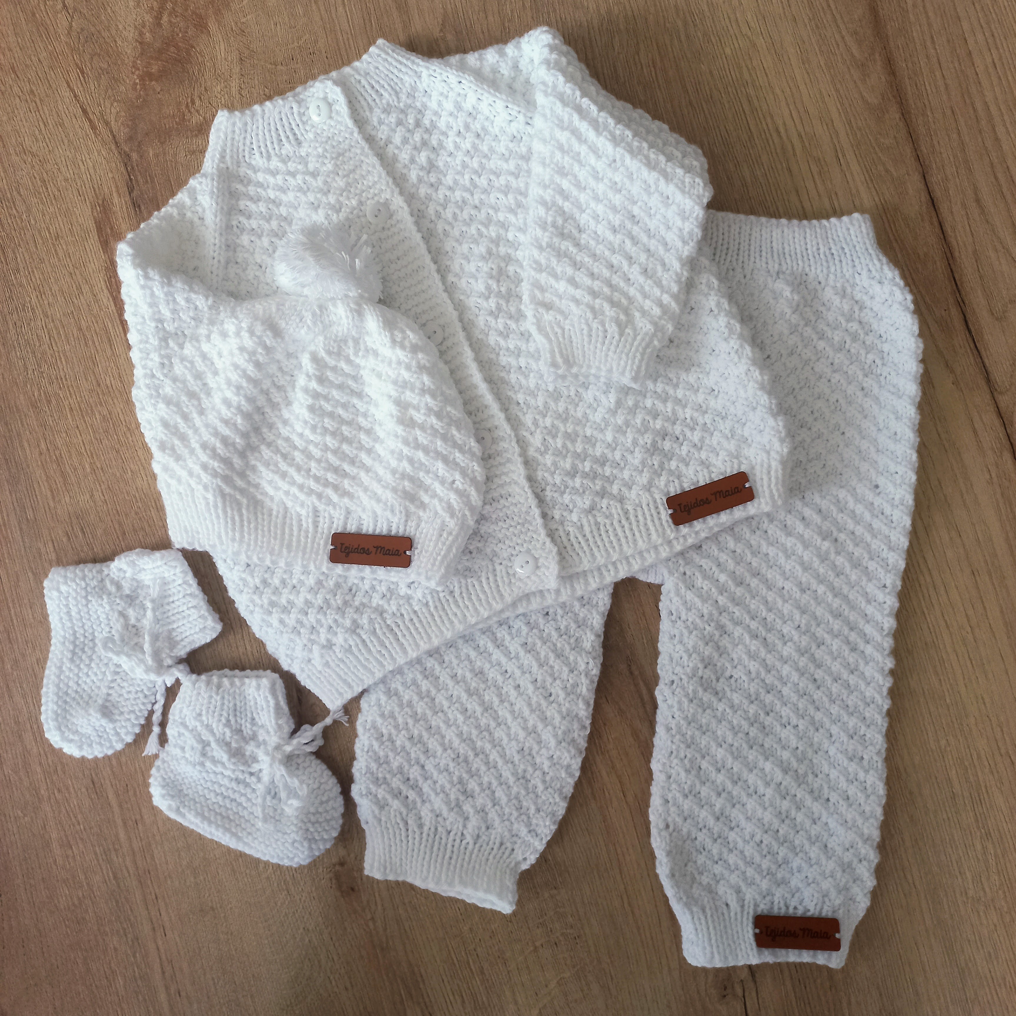 Conjunto con saco sin capota, pantalon, gorro, patines